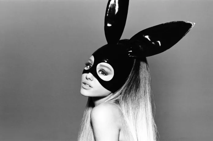 Foto: Adwood Magazine La superestrella global Ariana Grande ha sorprendido hoy a sus seguidores con el lanzamiento digital de Dangerous Woman (Tenth Anniversary Edition),