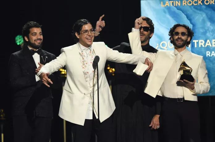 Foto: Billboard La banda venezolana Rawayana ha marcado un hito histórico en su trayectoria al alcanzar su primer número 1 en una lista de Billboard con el sencillo “Inglés en Miami”.