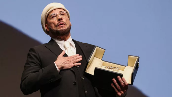 Foto: France24 En una de las noches más emotivas en la historia reciente del Festival de Cannes, el legendario actor estadounidense John Travolta fue galardonado por sorpresa con la prestigiosa Palma de Oro de Honor.