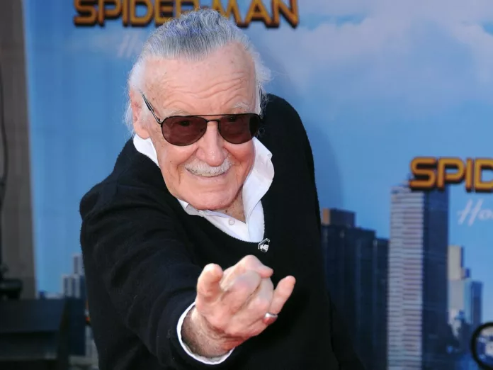 Foto: GQ España La industria del entretenimiento ha alcanzado un nuevo logro tecnológico al traer de vuelta la voz e imagen del icónico creador de Marvel Stan Lee, mediante inteligencia artificial.